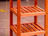 une photo d'une table en bois sur laquelle se trouve une étagère