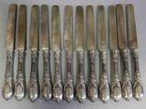 six couteaux en métal argenté et six couteaux à manche ouvragé
