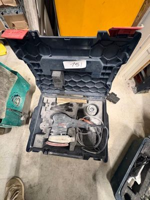une caisse à outils avec des outils sur le sol