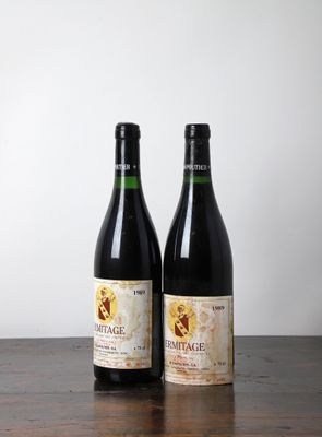 deux bouteilles de vin posées sur une table en bois