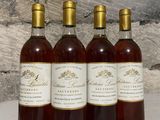quatre bouteilles de vin sont alignées sur une table