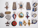 plusieurs types de badges sur une surface blanche