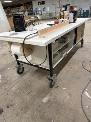 un établi avec une table à roulettes dans un entrepôt
