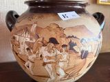 un vase avec un tableau posé sur une table