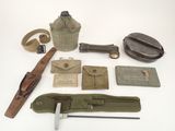 un assortiment d'objets militaires, notamment un bidon d'essence, un couteau et d'autres objets