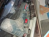 une boîte contenant une perceuse et un marteau