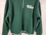 un sweat-shirt vert avec une fermeture éclair au niveau du col et un logo blanc sur le devant