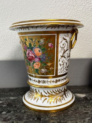 un vase posé sur une table