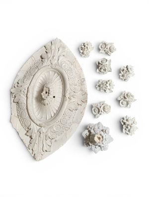 une assiette blanche sur laquelle est représentée une femme entourée de fleurs
