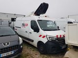 une camionnette blanche garée à côté d'une voiture noire