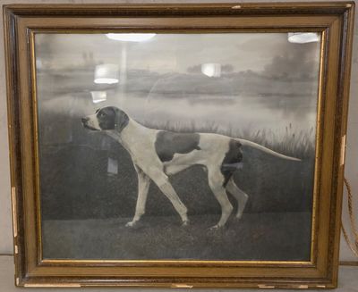 tableau représentant un chien, encadré, posé sur une étagère dans une pièce