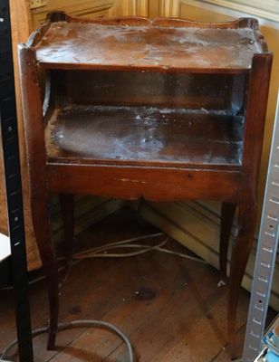 TABLE DE CHEVET en placage d'acajou présentant une niche. Le… - Photo 1