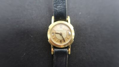 gros plan d'une montre-bracelet sur une surface noire