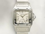 une image représentant une montre argentée au cadran blanc