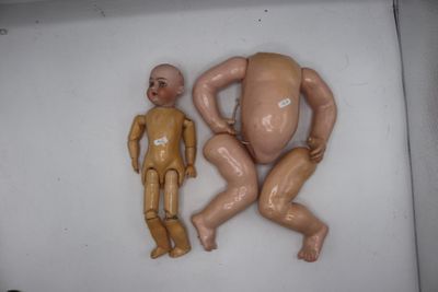 deux poupées représentant un bébé et une poupée dans une boîte