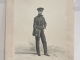 une vieille photo d'un homme en uniforme militaire