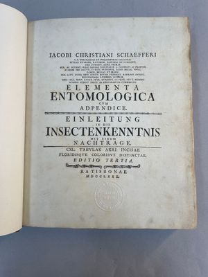 un livre ouvert avec un titre en noir et blanc