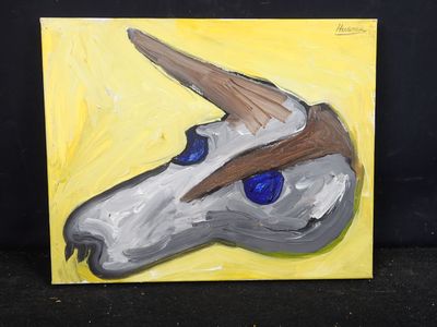 une peinture représentant une tête de cheval aux yeux bleus sur fond jaune