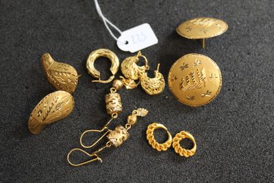 gros plan d'un bouquet de bijoux en or sur une table