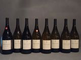 six bouteilles de vin sont alignées sur une table