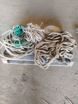 un tas de cordes et une pelote de laine sur une palette