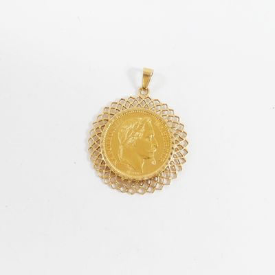 gros plan d'une pièce d'or sur une surface blanche