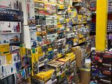 de nombreuses boîtes de jouets sur les rayons du magasin