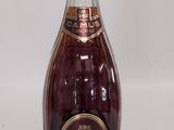 une bouteille de vin posée sur une table