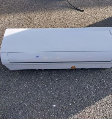 un climatiseur blanc posé par terre