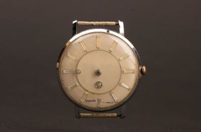 une image d'un gros plan d'une montre-bracelet sur une surface noire