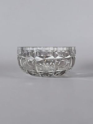 une paire de bols en cristal taillé sur fond gris