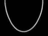 un collier « tennis » en diamants sur fond noir