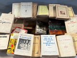plusieurs livres empilés sur une table