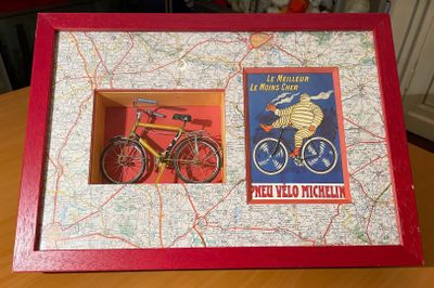 une photo d'une photo représentant un vélo et une carte