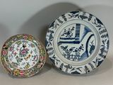 Deux assiettes et un bol sont posés sur une table
