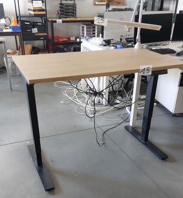 une image représentant un bureau sur lequel se trouve un ordinateur