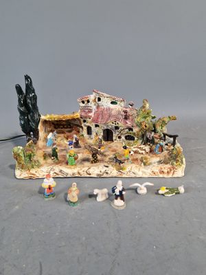 figurine représentant une maison avec des personnages devant