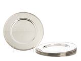 une assiette en argent et une assiette en argent sur fond blanc