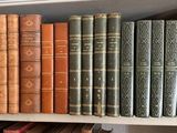 beaucoup de vieux livres sur une étagère dans une bibliothèque
