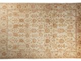 un tapis beige orné d'un motif floral