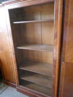 Bibliothèque en trois parties, porte centrale grillagée, en … (photo 3)