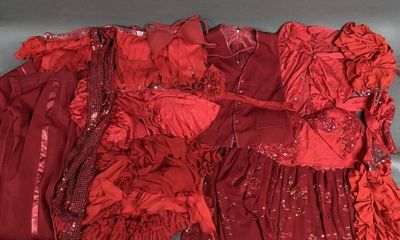 une robe rouge posée sur une table