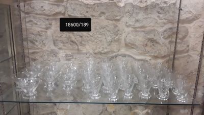 une étagère en verre sur laquelle sont posés plusieurs verres