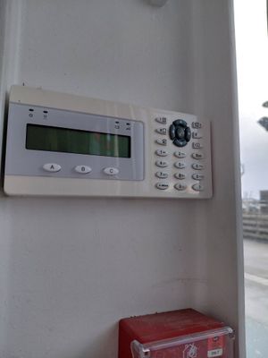 Système d'alarme comprenant environ 8 détecteurs de fumée, une central