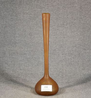 un vase en bois sur lequel est collée une étiquette
