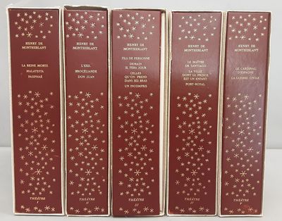 quatre livres alignés sur une table, sur fond blanc