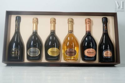 cinq bouteilles de vin dans un coffret en bois posé sur une table