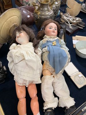 deux poupées assises ensemble sur une table