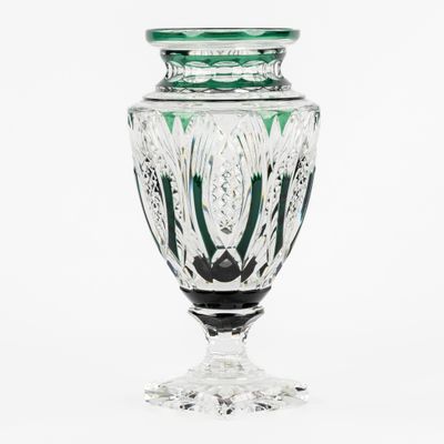 un vase en verre posé sur une table