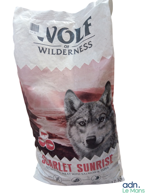 un sac de croquettes « Wolf Wilderness » pour chiens, sur lequel figure l'image d'un loup